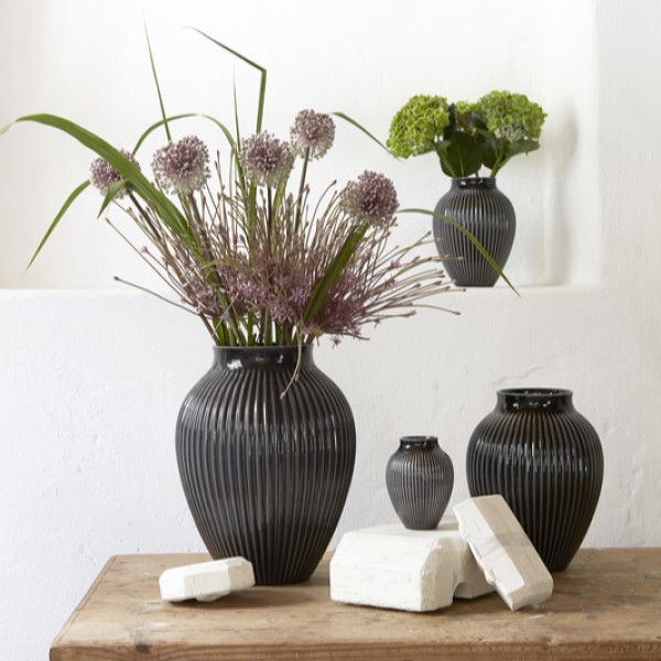 heroisk Der er behov for Forberedelse Stor sort vase fra Knabstrup - 27 cm høj - Stilren og elegant